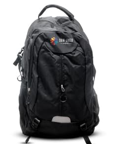 Homem usando mochila de nylon 43 litros em um estúdio. Ele está sorrindo e parece confiante, vestindo um terno preto e uma jaqueta de couro.