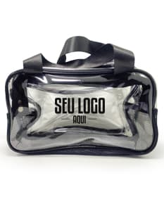 Nécessaire PVC preto, moderno e elegante, ideal para guardar acessórios e equipamentos de viagem, como itens de saúde e dinheiro. Possui alça ajustável e fecho em zíper, sendo um item prático e funcional para o dia a dia.