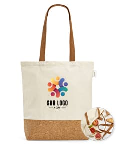 Sacola de compras feita de 70% algodão reciclado, com textura marrom de juta, vazia e sem ninguém perto. Na sacola há pão, embalado em papel, com uma etiqueta em branco presa ao cabo. A sacola está em uma loja de alimentos, decorada com uma fita amarela e um cartão de presente.