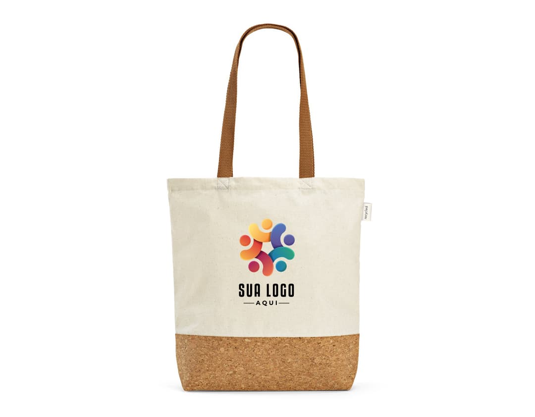 Sacola de compras feita de 70% algodão reciclado, com textura marrom de juta, vazia e sem ninguém perto. Na sacola há pão, embalado em papel, com uma etiqueta em branco presa ao cabo. A sacola está em uma loja de alimentos, decorada com uma fita amarela e um cartão de presente.