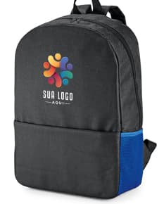 Mochila Notebook com divisória, cor preta, fecho de zíper, alças ajustáveis, bolso frontal e logo da marca aplicado.