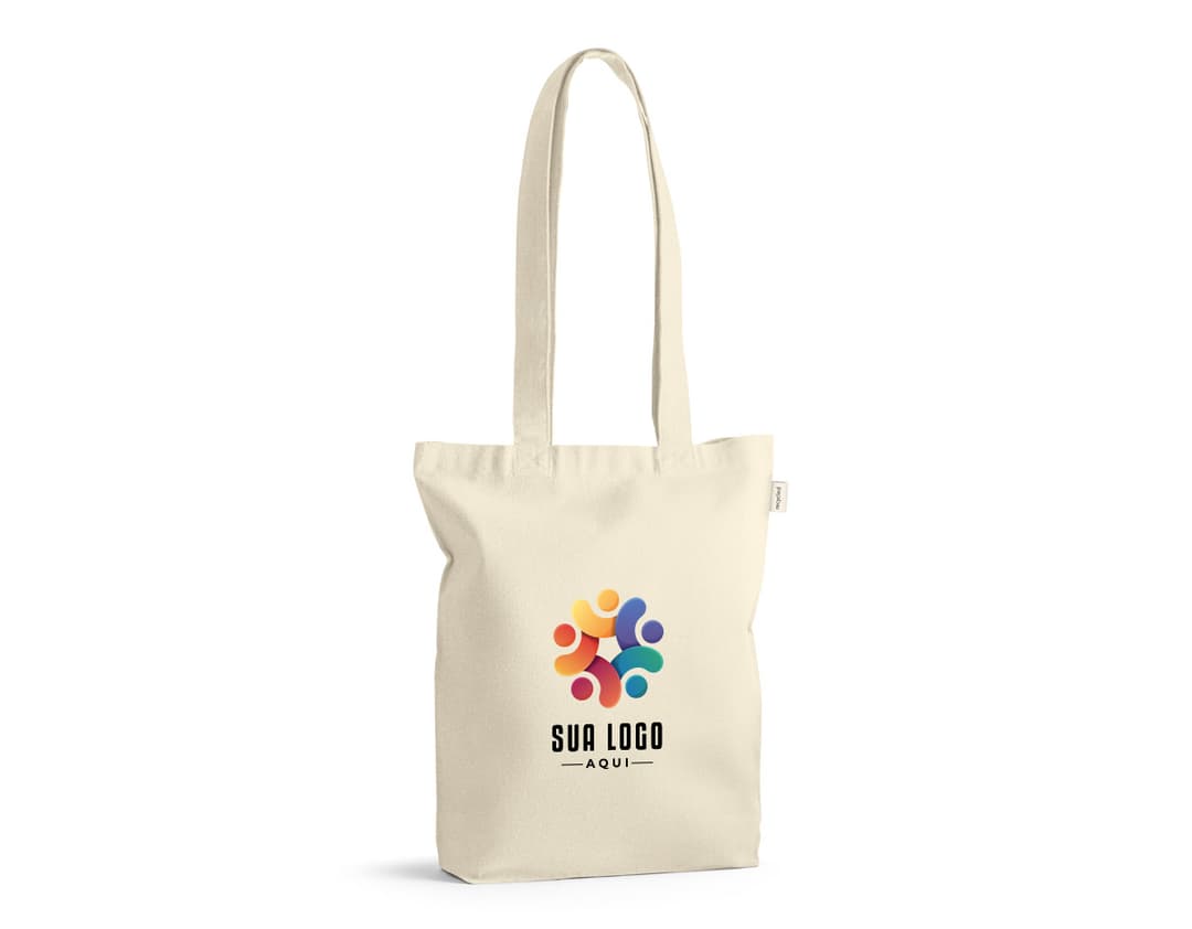 Sacola em algodão reciclado marrom, com alça e design moderno. Ideal para compras, presentes e acessórios de moda. Embalagem vazia e elegante, com zíper e etiqueta de preço. Elegância e estilo em um único produto.