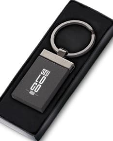 Chaveiro de liga preto para uso diário, com design moderno e funcional. Feito de couro e metal, perfeito para armazenar chaves e acessórios tecnológicos.