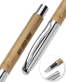 Caneta feita de bambu com detalhes metálicos.