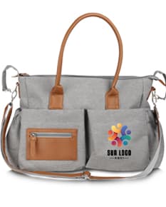 Mochila multifuncional marrom de couro com alça, zíper, fivela, fecho e detalhes em metal. Elegante, moderna e casual, ideal para mulheres em busca de praticidade e estilo.
