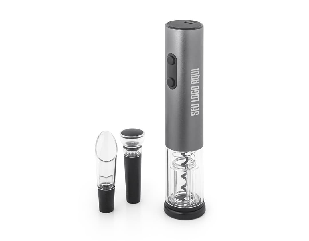 Conjunto de saca-rolhas elétrico em metal prateado, contendo também um perfume preto, uma garrafa de bebida, um frasco de esmalte rosa e um pincel de cosméticos, em um fundo brilhante.