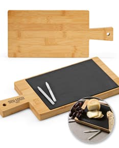 Quadro vazio de ardósia em bambu aberto sobre um bloco de papel marrom em um notebook de negócios.
