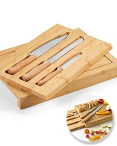 Conjunto de tábuas de bambu empilhadas em um bloco de madeira, com uma variedade de ingredientes doces e chocolates empilhados em cima delas. As tábuas de bambu têm uma cor marrom e textura áspera, enquanto os objetos doces são deliciosos e tentadores. A imagem destaca a variedade de usos dessas tábuas de madeira na culinária e na preparação de sobremesas gourmet.