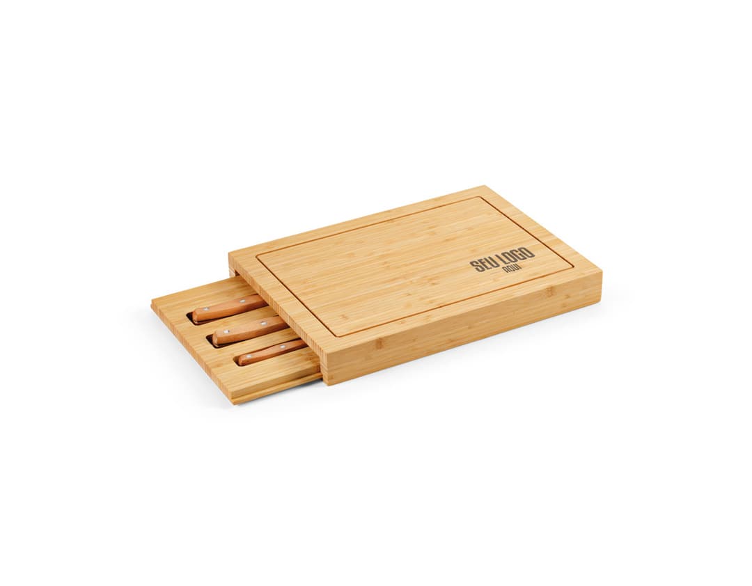 Conjunto de tábuas de bambu empilhadas em um bloco de madeira, com uma variedade de ingredientes doces e chocolates empilhados em cima delas. As tábuas de bambu têm uma cor marrom e textura áspera, enquanto os objetos doces são deliciosos e tentadores. A imagem destaca a variedade de usos dessas tábuas de madeira na culinária e na preparação de sobremesas gourmet.