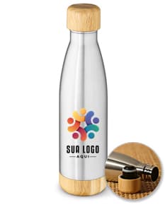 Garrafa em aço inox contendo líquido alcoólico, destacando-se em um ambiente limpo e transparente.