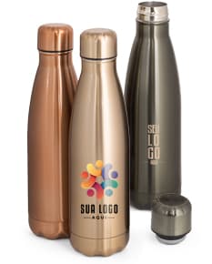 Garrafa em aço inox, com rótulo, contendo líquido alcoólico. A garrafa está em um ambiente de celebração, em um bar ou restaurante, rodeada por outras garrafas e copos. A imagem mostra a transparência e a limpeza do recipiente, destacando o luxo e a qualidade do produto.