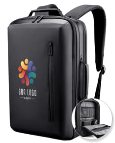 Mochila preta feita de poliéster, com alças acolchoadas e porta USB. Possui capacidade para armazenar um notebook de 15,6 polegadas.