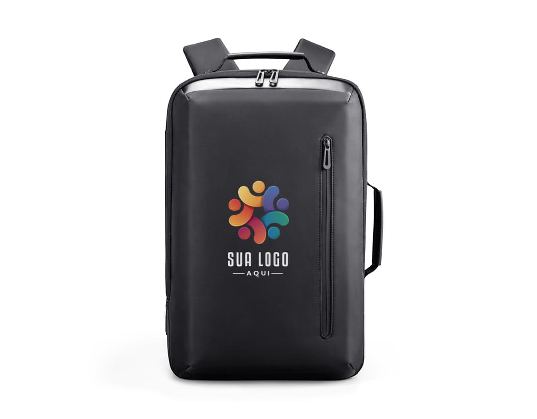 Mochila preta feita de poliéster, com alças acolchoadas e porta USB. Possui capacidade para armazenar um notebook de 15,6 polegadas.