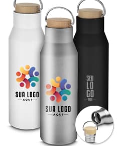 Garrafa térmica de 600ml transparente, de plástico, com tampa amarela. A garrafa contém líquido refrescante e está sobre uma toalha marrom, em um ambiente limpo e claro.
