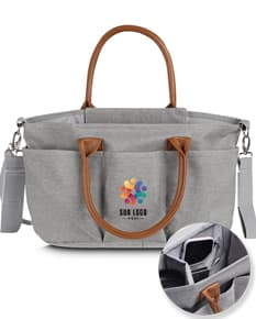 Mochila multifuncional de couro preto, com alça e zíper. Elegante e moderna, ideal para uso diário.
