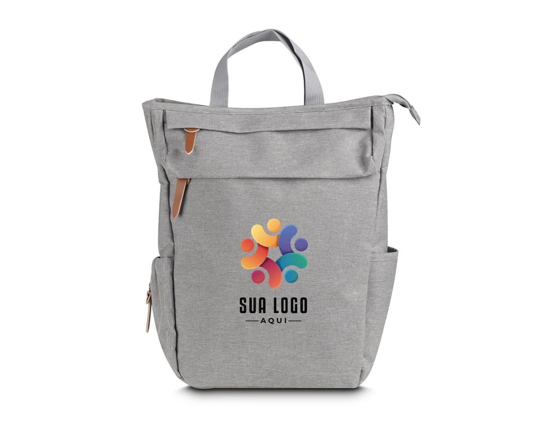 Mochila multifuncional de couro marrom e preto, com alças, zíper, e vários compartimentos. Perfeita para uso pessoal ou de negócios, elegante e moderna, ideal para compras, viagens ou uso diário.