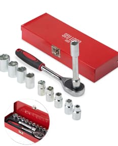 Kit de ferramentas 12 peças com diversos equipamentos, como chaves de fenda, chave inglesa, martelo, alicate, entre outros. Feito de metal e plástico nas cores preto, amarelo e prateado. Ideal para trabalhos de construção e reparos em geral.
