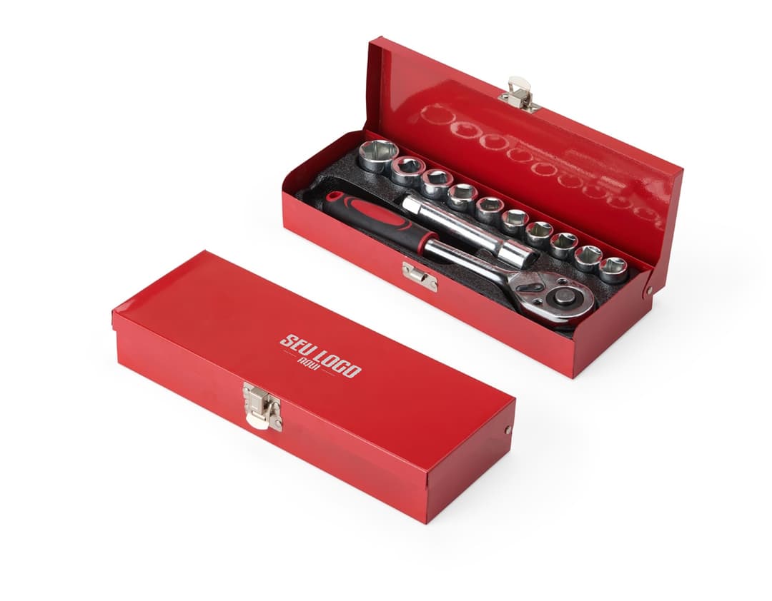 Kit de ferramentas 12 peças com diversos equipamentos, como chaves de fenda, chave inglesa, martelo, alicate, entre outros. Feito de metal e plástico nas cores preto, amarelo e prateado. Ideal para trabalhos de construção e reparos em geral.