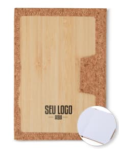 Caderneta em bambu de textura marrom antiga e envelhecida, com design vintage e retro. Feita de papel cartão reciclado e livre de pauta, a caderneta possui um aspecto grunge e vintage, ideal para anotações e decoração. A capa em bambu e as páginas em papel envelhecido conferem um charme especial ao item.