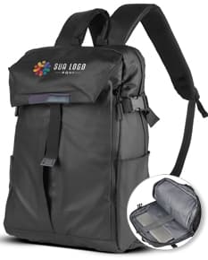 Mochila para Notebook preta de couro, sendo segurada por um homem de terno em um estúdio. Ele está sorrindo e segurando um fone de ouvido.