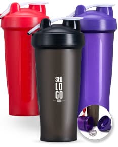 Coqueteleira Plástica 700ml em plástico preto, com tampa de spray prateada e corpo transparente. Objeto de metal para preparar bebidas.