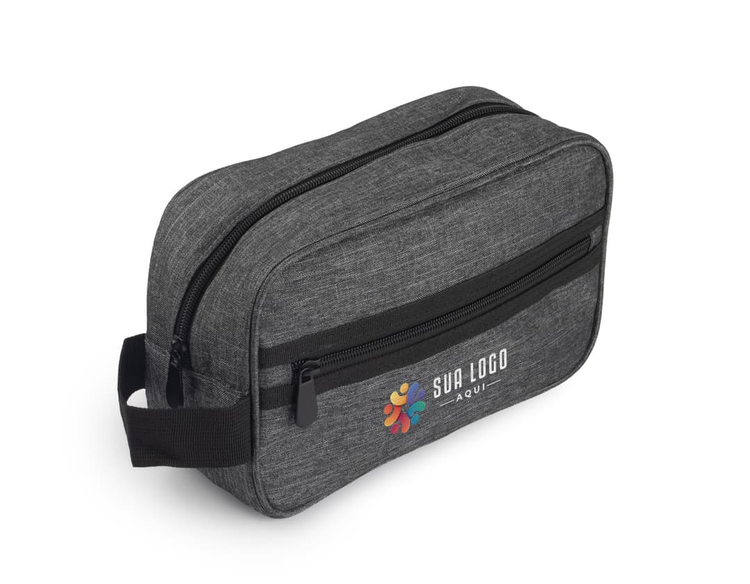Necessaire de couro preta, estilo corporativo e profissional, ideal para viagens a trabalho. Compartimento espaçoso com suporte para objetos, alça para transporte e fecho em zíper. Perfeito para armazenar documentos, laptop, dinheiro e outros itens pessoais.