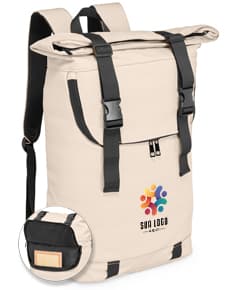 Homem segurando uma mochila de couro sintético preta de 34 litros, em um desenho 3D. A mochila é um item de vestuário moderno e de negócios, feita para ser resistente e prática.