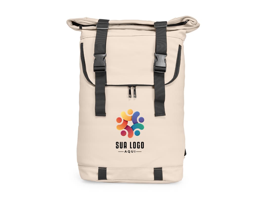 Homem segurando uma mochila de couro sintético preta de 34 litros, em um desenho 3D. A mochila é um item de vestuário moderno e de negócios, feita para ser resistente e prática.
