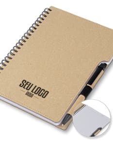 Caderno em couro marrom antigo com páginas em branco, caneta e dinheiro escritos.