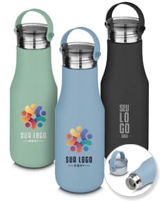 Garrafa térmica de 500ml, transparente, com tampa plástica, contendo líquido. A garrafa está fechada e parece estar cheia, possuindo um design clean e brilhante.