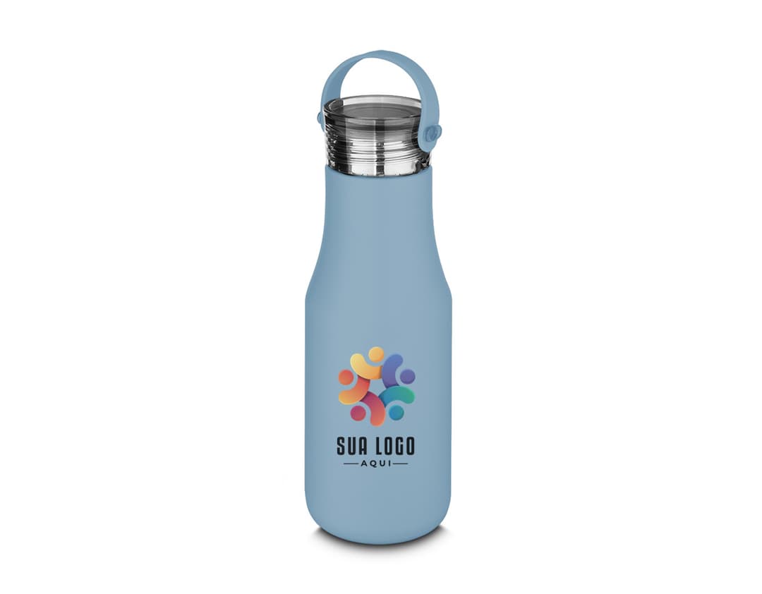 Garrafa térmica de 500ml, transparente, com tampa plástica, contendo líquido. A garrafa está fechada e parece estar cheia, possuindo um design clean e brilhante.