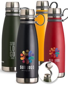 Garrafa térmica de 800ml, em plástico transparente, com tampa de metal cromado. A garrafa está cheia de líquido, com reflexo da água no vidro.