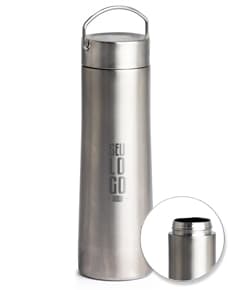 Garrafa térmica 760ml em inox, equipamento de metal, prateado, design moderno, contendo líquido transparente, reflexos brilhantes, vazio e limpo.