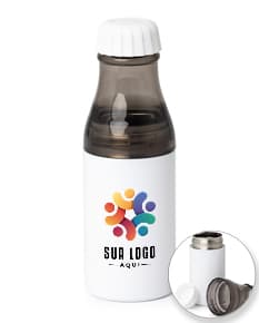 Garrafa plástica 600ml com rótulo em branco, contendo líquido transparente. A garrafa está limpa e refletindo a luz, sem tampa. A imagem mostra um produto de cuidado e saúde, podendo ser utilizado para armazenar álcool, bebidas, loções ou medicamentos.