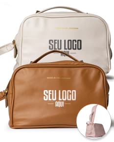 Mala de viagem em couro marrom com zíper duplo e alça, acessório de moda elegante e moderno, ideal para guardar objetos pessoais, como dinheiro, medicamentos e produtos de beleza.