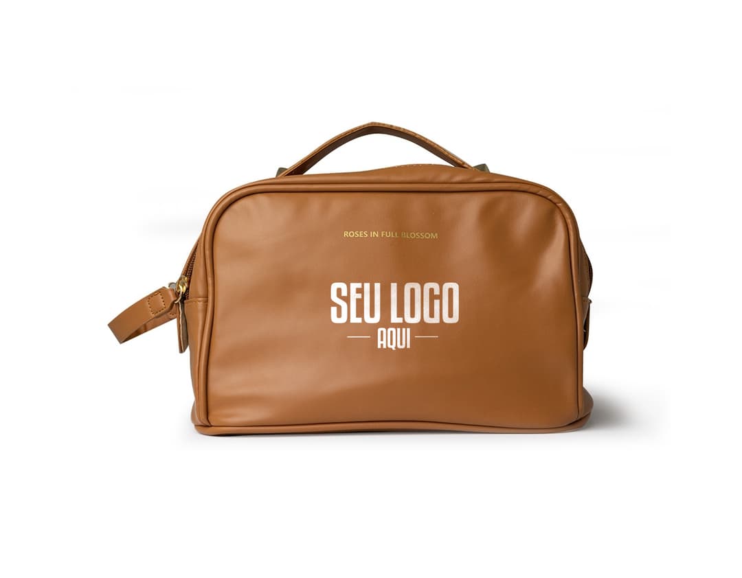 Mala de viagem em couro marrom com zíper duplo e alça, acessório de moda elegante e moderno, ideal para guardar objetos pessoais, como dinheiro, medicamentos e produtos de beleza.