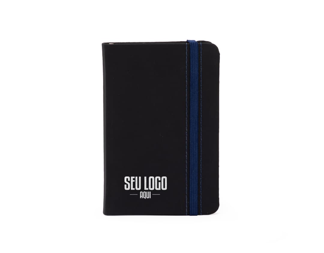 Caderneta emborrachada com pauta preta, moderna e vazia, em cima de um notebook preto. Também inclui uma teclado, caixa, botão, papel, livro, alto-falante, celular, efeito 3D, tela, documentos e moeda.