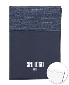 Agenda diária 2025, em couro marrom vintage, com folhas em branco e espaço para documentos, dinheiro e cartões. Objeto de escritório e tecnologia, com design elegante e espaço para armazenamento de informações. A imagem mostra a capa da agenda com textura de couro e detalhes em dourado, representando sucesso e organização financeira.