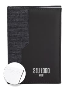 Agenda diária 2025 em formato de notebook preto vazio, com papel em branco, equipamento de tecnologia com mensagem de lembrete de escritório. Objeto de negócios moderno para armazenar informações e listas, com espaço para escrever e educar. Estilo vintage e retro, com design digital e textura de madeira, ideal para organizar e manter registros pessoais.