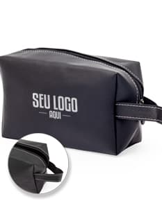 Bolsa de couro sintético preta para guardar objetos pessoais, como carteira, dinheiro, chave, celular, entre outros. Possui fecho em zíper, alça de mão e design moderno e elegante. Ideal para viagens, trabalho ou uso no dia a dia.