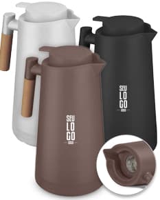 Garrafa térmica de 1 litro, feita de plástico e metal, com tampa e design preto. Perfeita para manter líquidos quentes ou frios por longos períodos. Ideal para uso na cozinha, banheiro ou em qualquer ambiente.