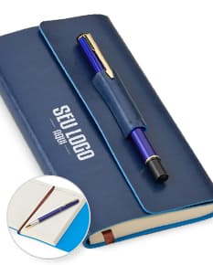Kit para anotações com caneta, bloco de notas, papel em branco e diversos materiais de escrita e desenho, ideal para uso em escritórios, escolas e ambientes de trabalho. Inclui caneta esferográfica, lápis, caneta-tinteiro, entre outros itens de papelaria. Perfeito para organização, estudo, finanças e planejamento.