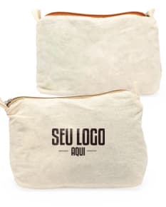 Nécessaire em Algodão na cor branca, com zíper dourado e detalhes em renda.