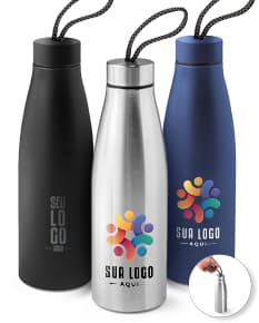Bottle de aço inox com label e liquid, container de drink, glass de alcohol, beverage de wine. Objeto em bottles e water jug clean e transparent em plastic, full vessel jug de bar lotion, celebration close blank cap product.