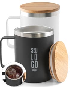 Copo de aço inoxidável com alça, ideal para servir café, chá ou outras bebidas quentes. O copo é de cor prateada, com design moderno e elegante, perfeito para o café da manhã ou para relaxar em um restaurante. É resistente e durável, proporcionando uma experiência de bebida agradável.