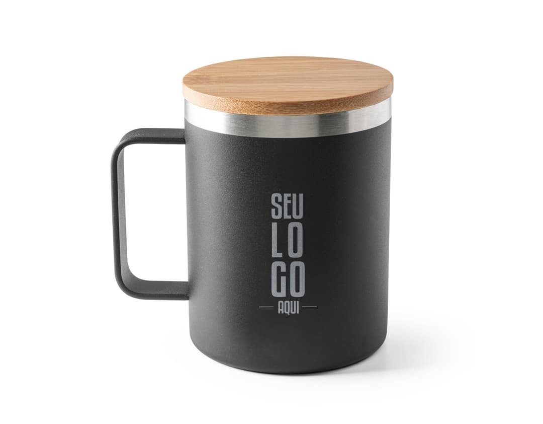 Copo de aço inoxidável com alça, ideal para servir café, chá ou outras bebidas quentes. O copo é de cor prateada, com design moderno e elegante, perfeito para o café da manhã ou para relaxar em um restaurante. É resistente e durável, proporcionando uma experiência de bebida agradável.