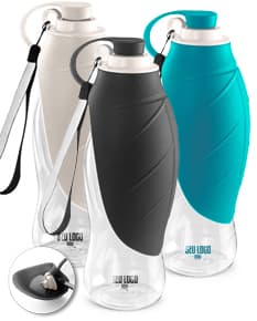 Squeeze para PET transparente com tampa e rótulo. O recipiente contém líquido limpo e fresco. Ideal para armazenar água, bebidas ou produtos de higiene.