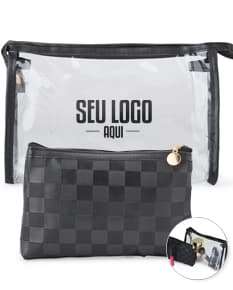 Mailbag de couro vazio em design vintage, com alça de metal e detalhes de decoração. A imagem mostra uma nécessaire de duas peças em estilo moderno e retro, indicada para uso em viagens ou como acessório de moda.