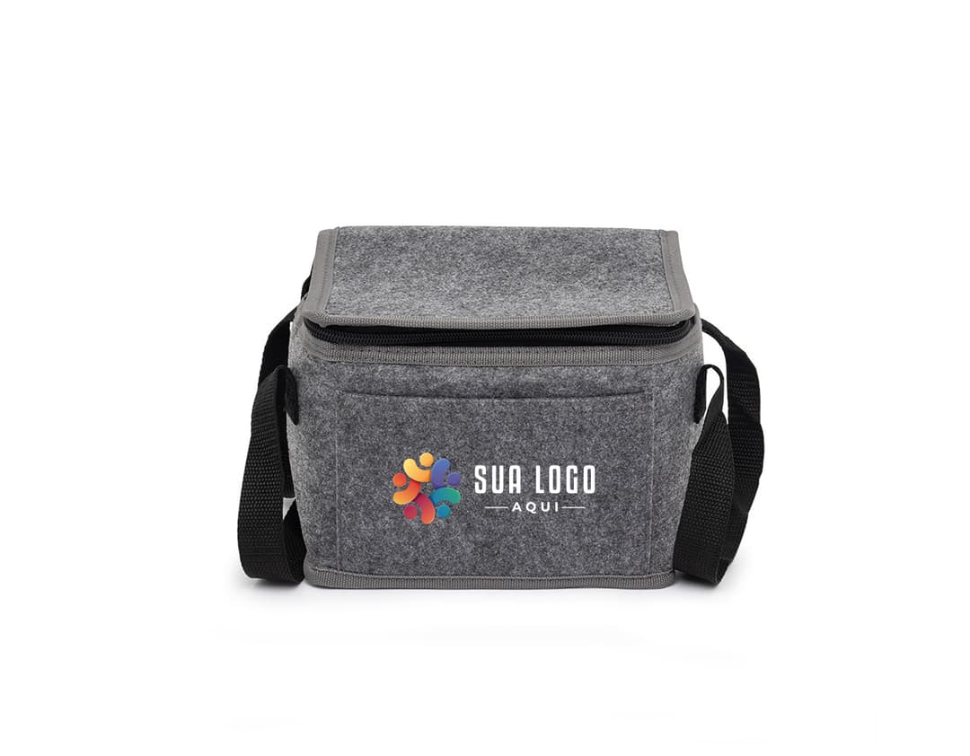 Bolsa térmica de 5 litros em um ambiente doméstico, próximo a uma torradeira e outros utensílios de cozinha. A bolsa está vazia, feita de material durável e em tom de marrom, com detalhes em metal.