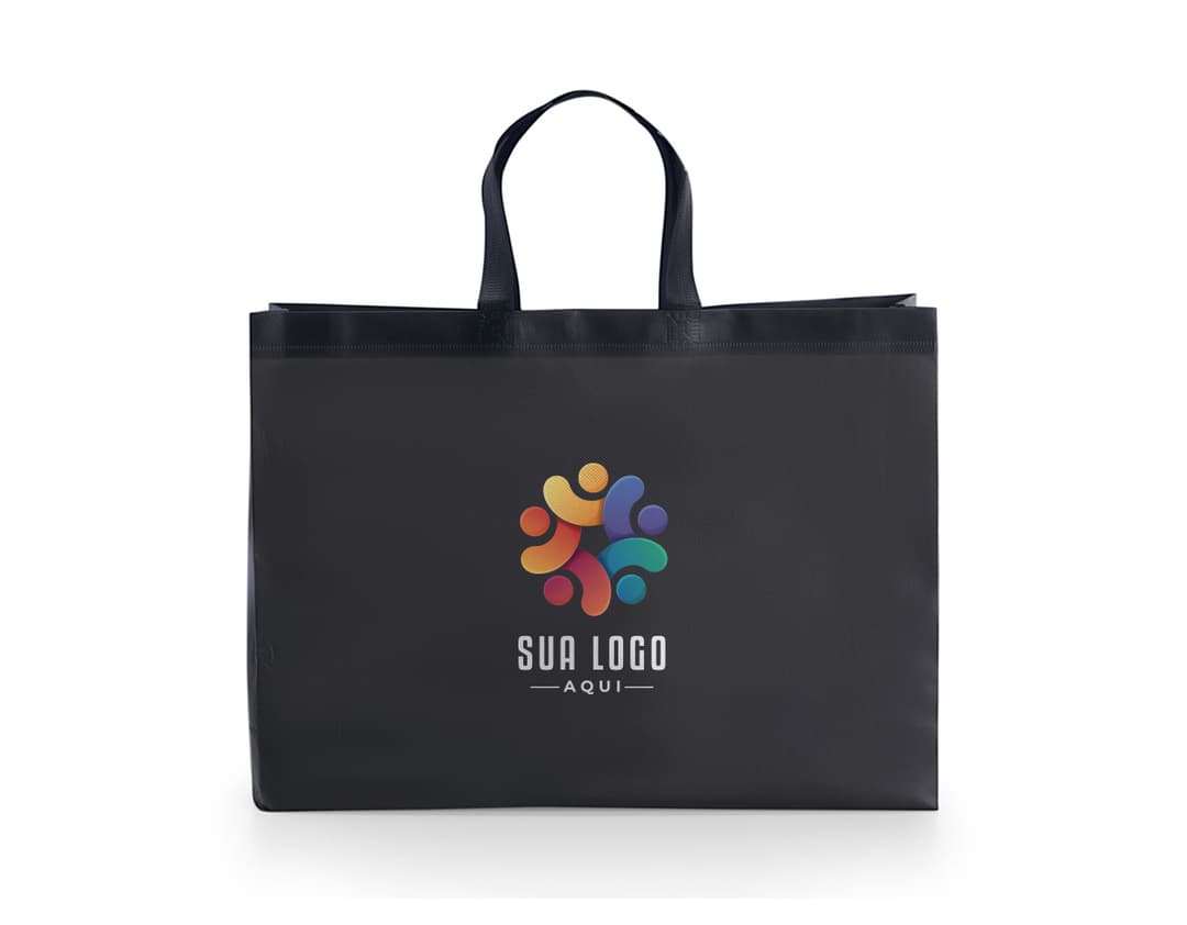 Sacola TNT dourada com laço de fita vermelha, utilizada como embalagem para presentes de várias ocasiões, como aniversários, festas e datas comemorativas.